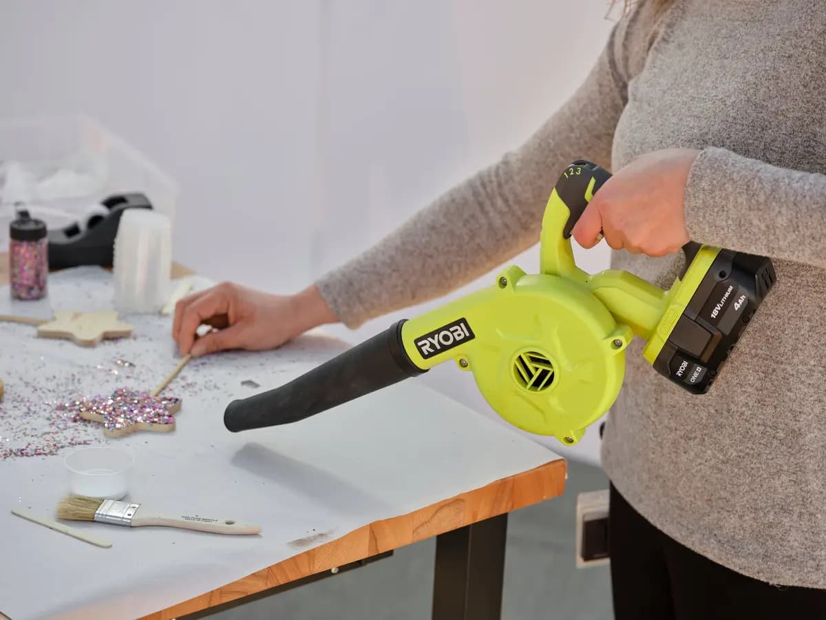 RYOBI 18V ONE+ Workshop Blower Kit [Product Depth (in.) 19.75", Power Tool Features Variable Speed, Product Weight (lb.) 2.5]