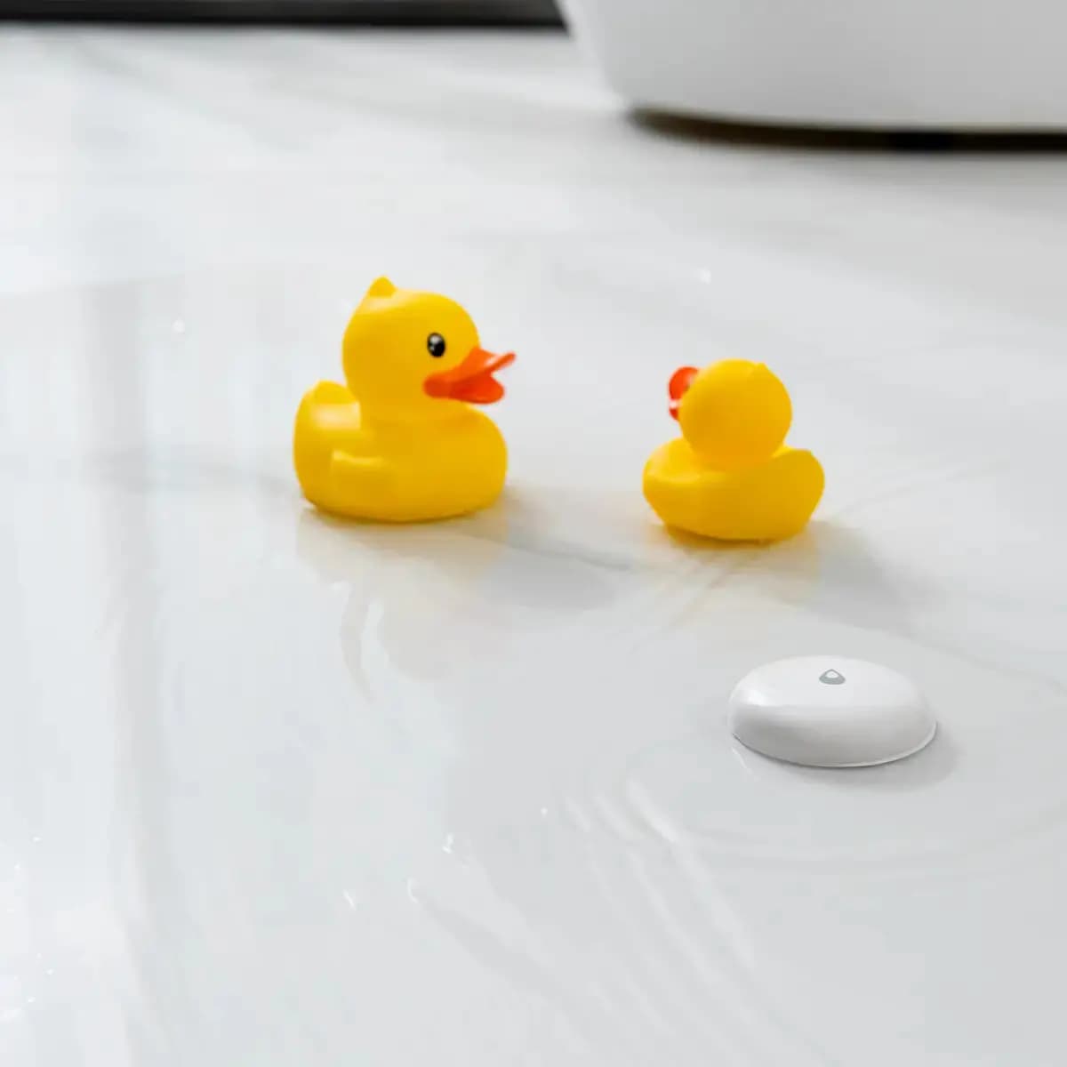 Aqara Water Leak Sensor [50 x 50 x 15 mm, 0.044 pounds/20g, CR2032, Zigbee]