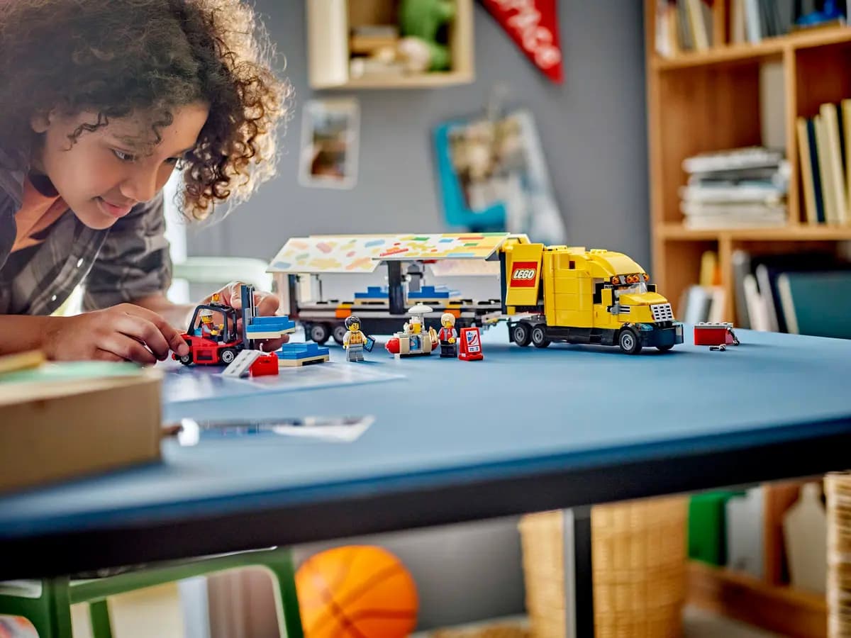 LEGO Yellow Delivery Truck 60440 [1061 pieces, ages 8+, City]