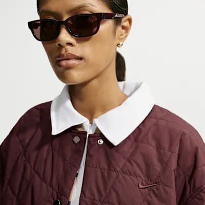 Nike Sportswear Women's Therma-FIT Quilted Barn Jacket Mystic Dates/Mystic Dates [Mystic Dates/Mystic Dates, Loose fit, hip-length barn jacket, Water-repellent ripstop fabric]