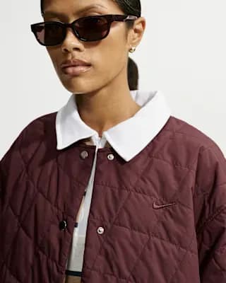 Nike Sportswear Women's Therma-FIT Quilted Barn Jacket Mystic Dates/Mystic Dates [Mystic Dates/Mystic Dates, Loose fit, hip-length barn jacket, Water-repellent ripstop fabric]