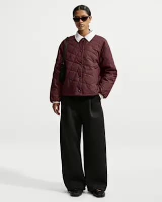 Nike Sportswear Women's Therma-FIT Quilted Barn Jacket Mystic Dates/Mystic Dates [Mystic Dates/Mystic Dates, Loose fit, hip-length barn jacket, Water-repellent ripstop fabric]
