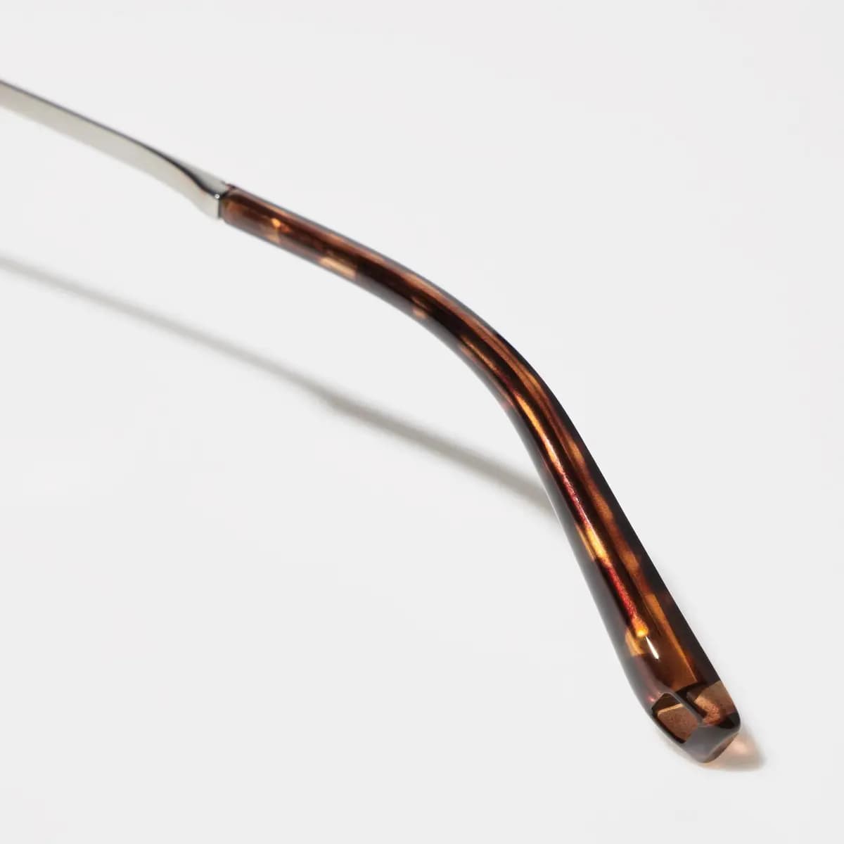 Uniqlo Metal Sunglasses Light Orange [Imported, UV400 lenses block approximately 99% of UV rays., Patterned metal frames with an elegant finish.]