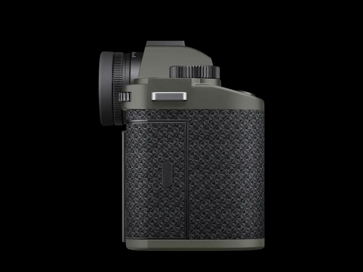 Leica SL3 Reporter [Matte olive-green finish, Robust aramid trim, Full-frame BSI CMOS Sensor with Triple Resolution Technology (60MP / 36MP / 18MP)]