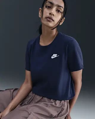 Nike Sportswear Club Essentials Women's T-Shirt Midnight Navy/Sail [50-100% cotton/0-50% polyester, Machine wash, XS (0–2)-XXL (20–22)]