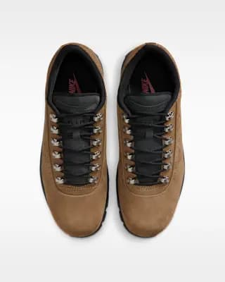 Nike Air Max Goadome Low SP Men's Boots Taupe/Black/University Red [Taupe/Black/University Red, Leather upper keeps it durable and breathable., IU5915-200]