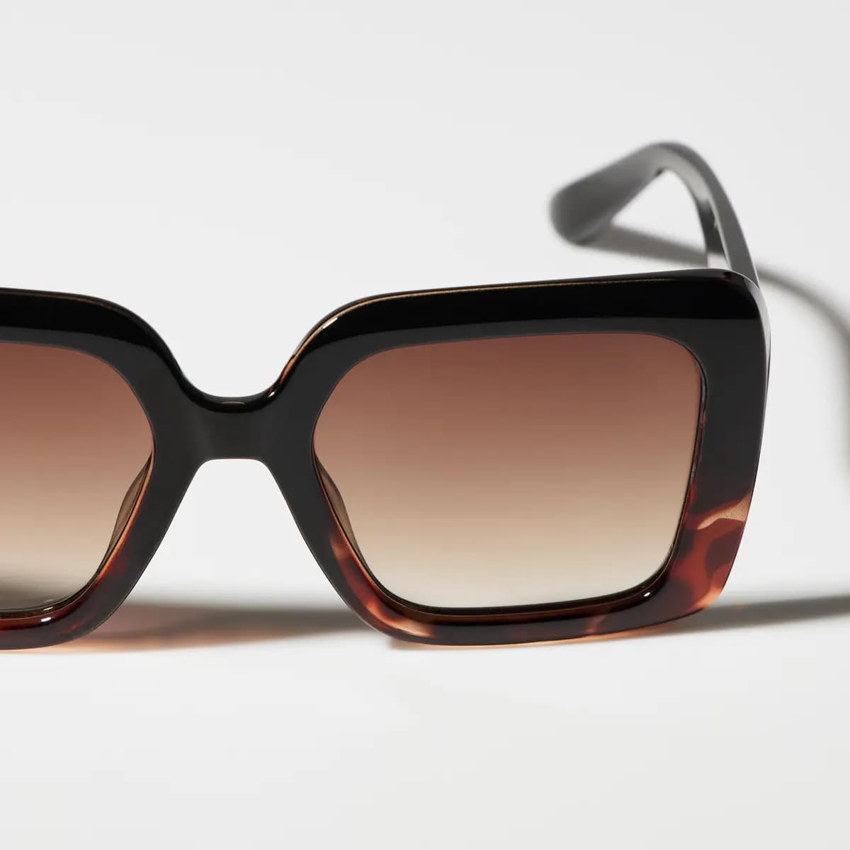 Uniqlo Big Square Sunglasses 80 [Imported, UV400 lenses block approximately 99% of UV rays., One Size]