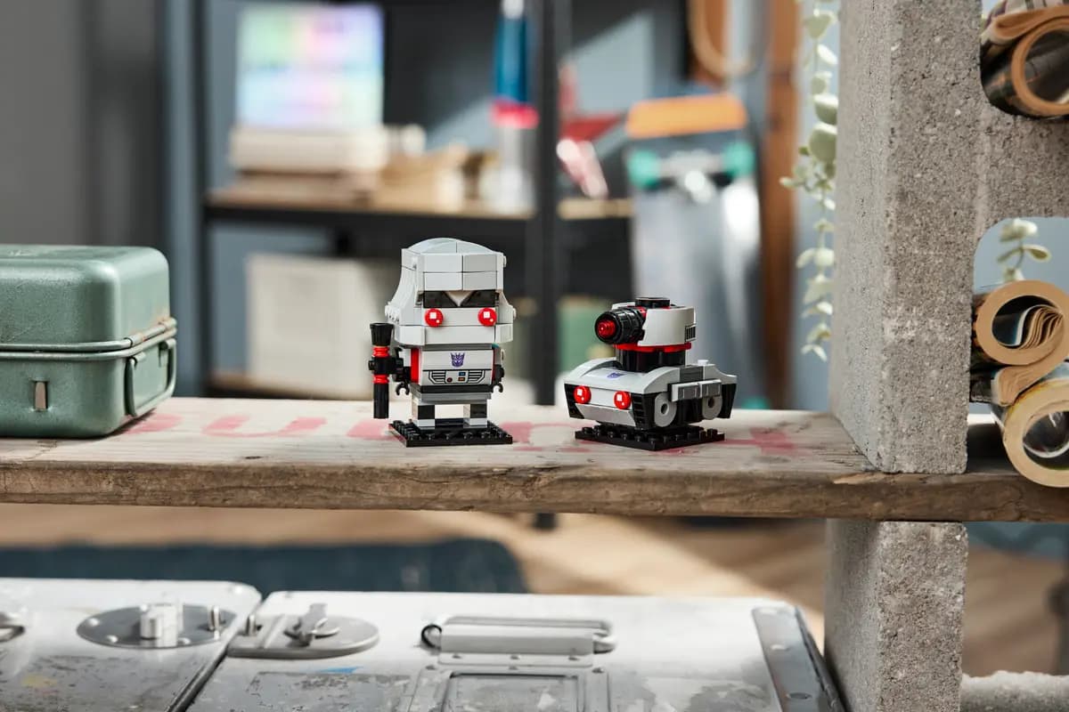 LEGO Megatron Robot & Vehicle 40924 [224 pieces, ages 10+, BrickHeadz]