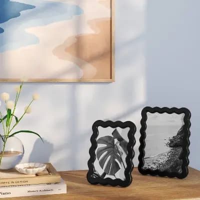 Room Essentials 4"x6" Wavy Shape Picture Frame Black - Room Essentialsâ„¢ [Plastic (Frame), 4 x 6 Inches, 1.24 Pounds]