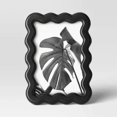Room Essentials 4"x6" Wavy Shape Picture Frame Black - Room Essentialsâ„¢ [Plastic (Frame), 4 x 6 Inches, 1.24 Pounds]