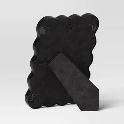 Room Essentials 4"x6" Wavy Shape Picture Frame Black - Room Essentialsâ„¢ [Plastic (Frame), 4 x 6 Inches, 1.24 Pounds]