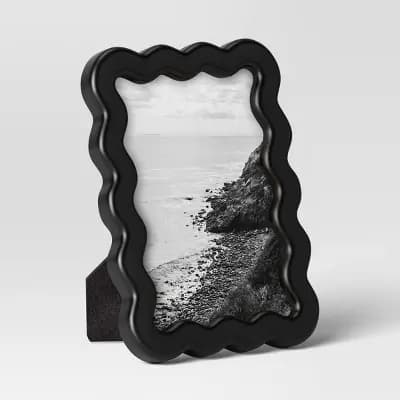 Room Essentials 4"x6" Wavy Shape Picture Frame Black - Room Essentialsâ„¢ [Plastic (Frame), 4 x 6 Inches, 1.24 Pounds]