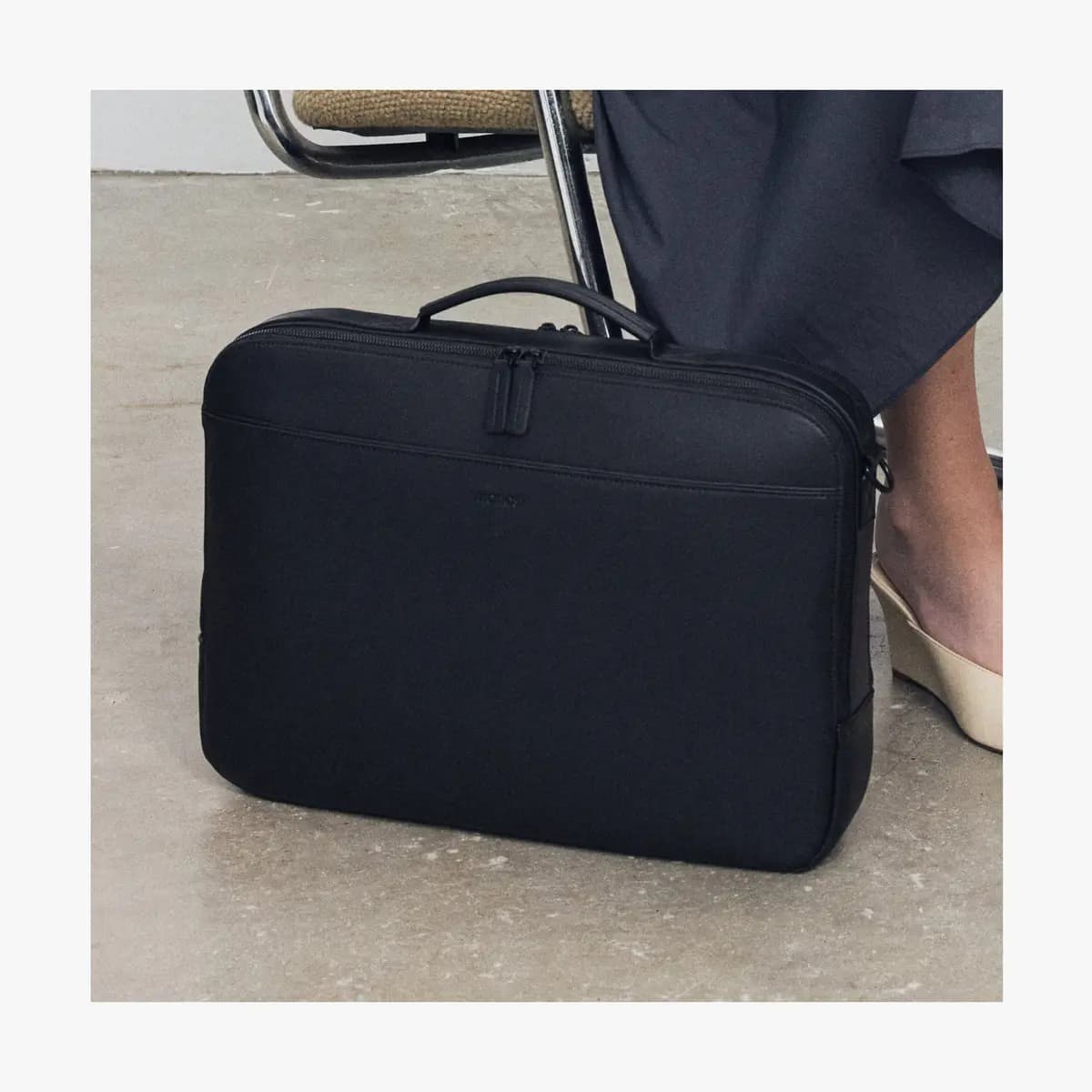 Monos Metro Briefcase Carbon Black (Vegan Leather) [2.85 lb / 1.29 kg, 8.5 L, Height]