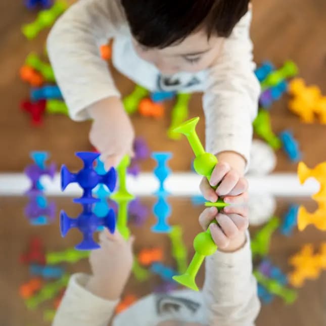 Fat Brain Toys Squigz Silicone Suction-Construction Building Toy for Kids Ages 3 and Up [Starter Set = 24 Pieces, Deluxe Set = 50 Pieces, A lively toy innovation - new Suction Cons
