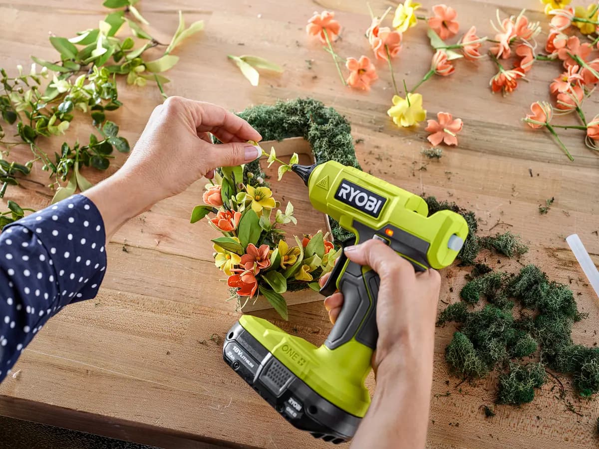 RYOBI 18V ONE+ Glue Gun Kit [Voltage 18V, Fuel Gauge Integrated LEDs, Capacity 2Ah]
