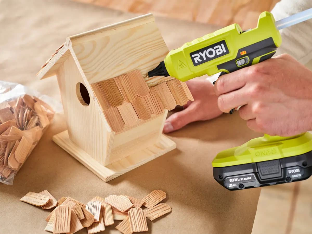RYOBI 18V ONE+ Glue Gun Kit [Voltage 18V, Fuel Gauge Integrated LEDs, Capacity 2Ah]
