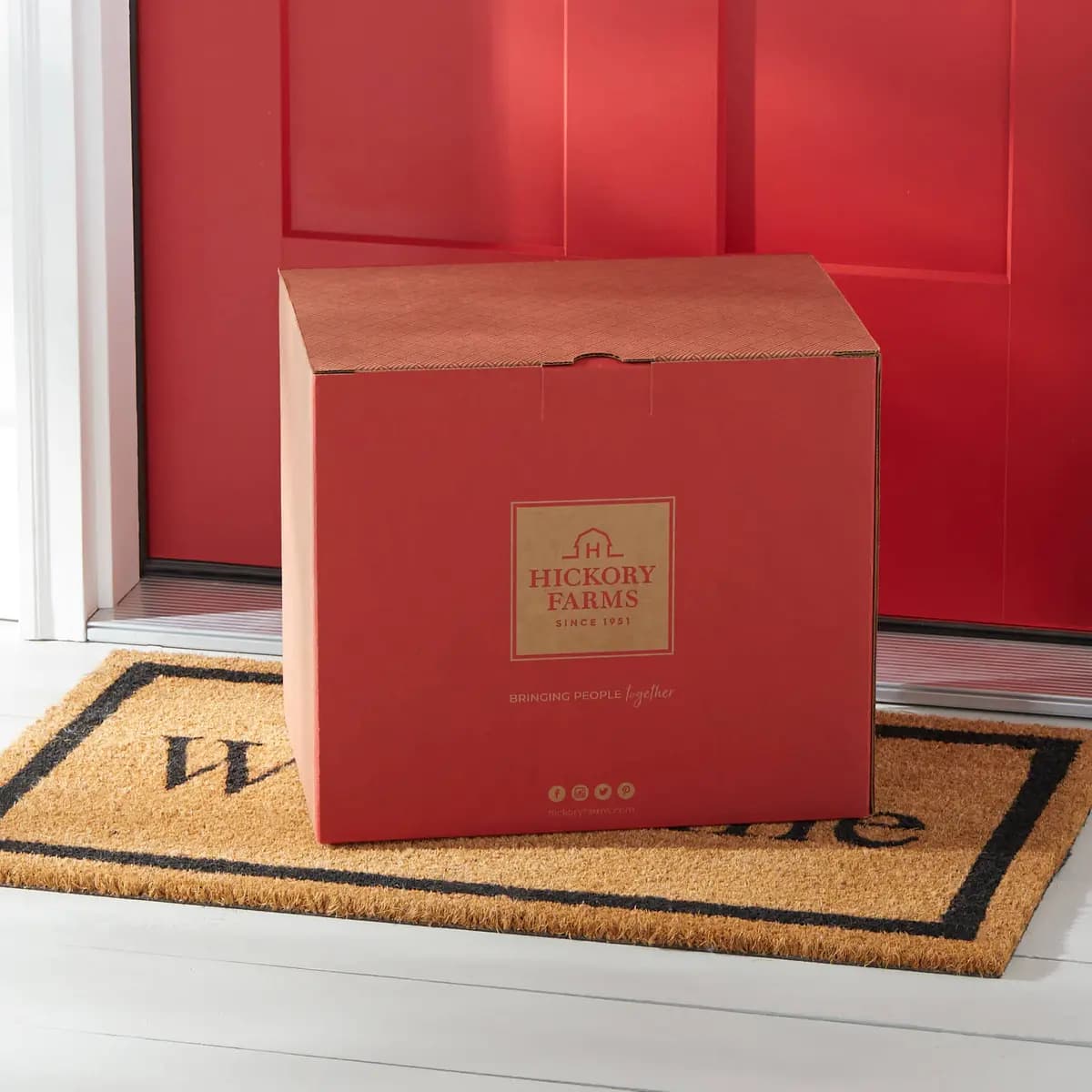 Signature Flavors Gift Basket [(2) 4 oz Signature Beef Summer Sausage, 4 oz Three Cheese & Onion Blend, 4 oz Smoked Cheddar Blend]