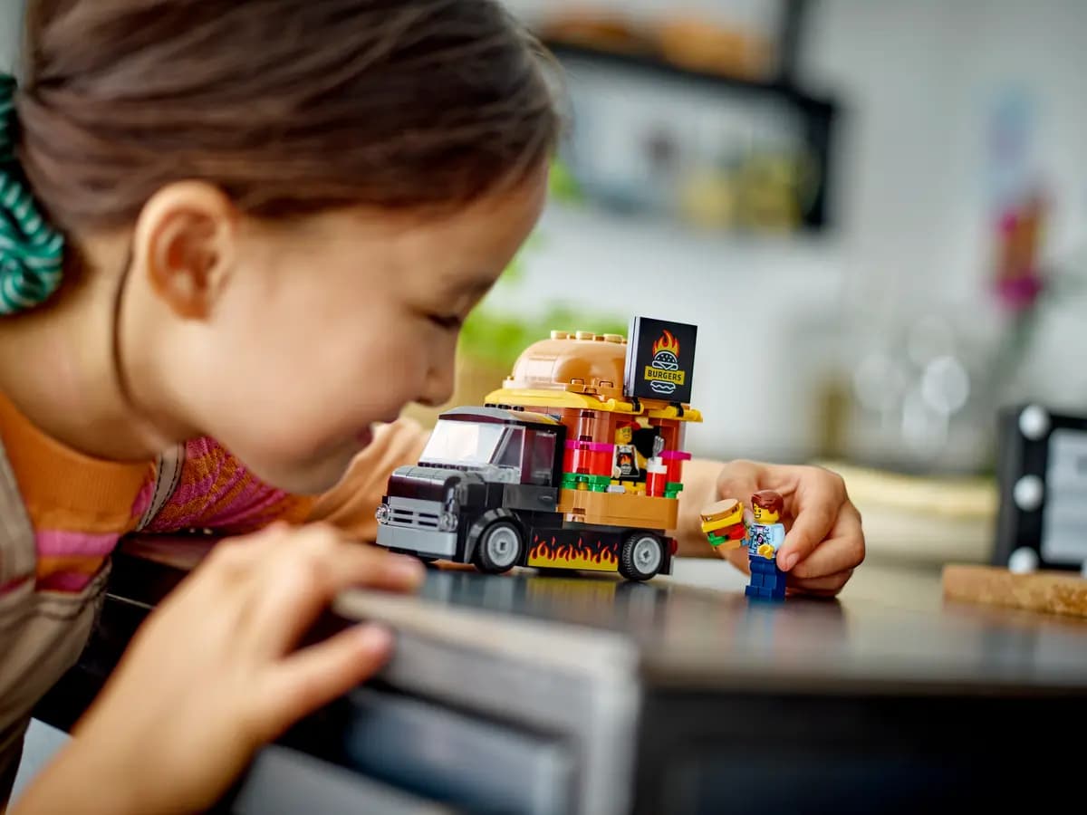 LEGO Burger Truck 60404 [194 pieces, ages 5+, City]