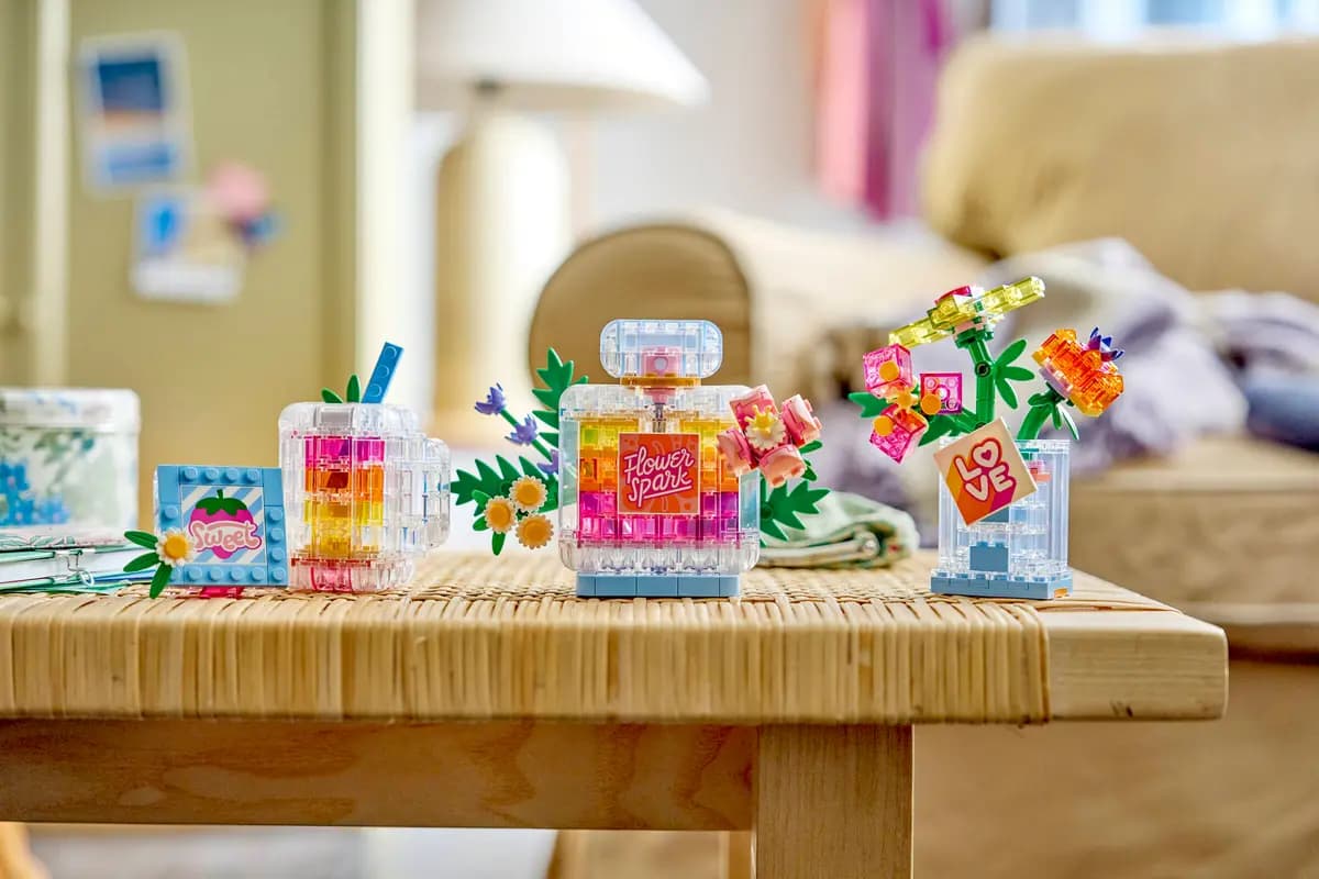 LEGO Floral Decor Perfume Bottle 31383 [286 pieces, ages 8+, Creator 3-in-1]