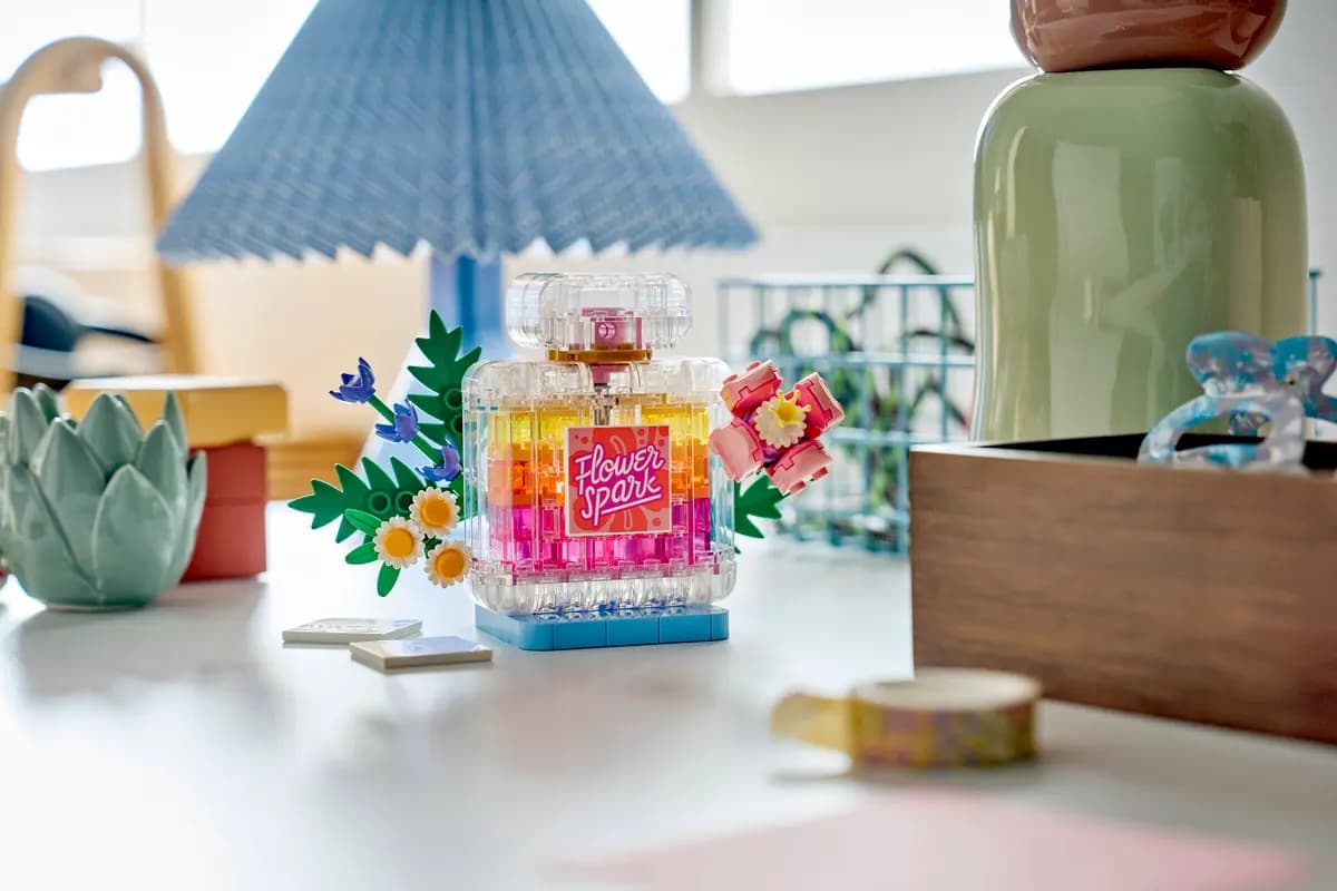 LEGO Floral Decor Perfume Bottle 31383 [286 pieces, ages 8+, Creator 3-in-1]