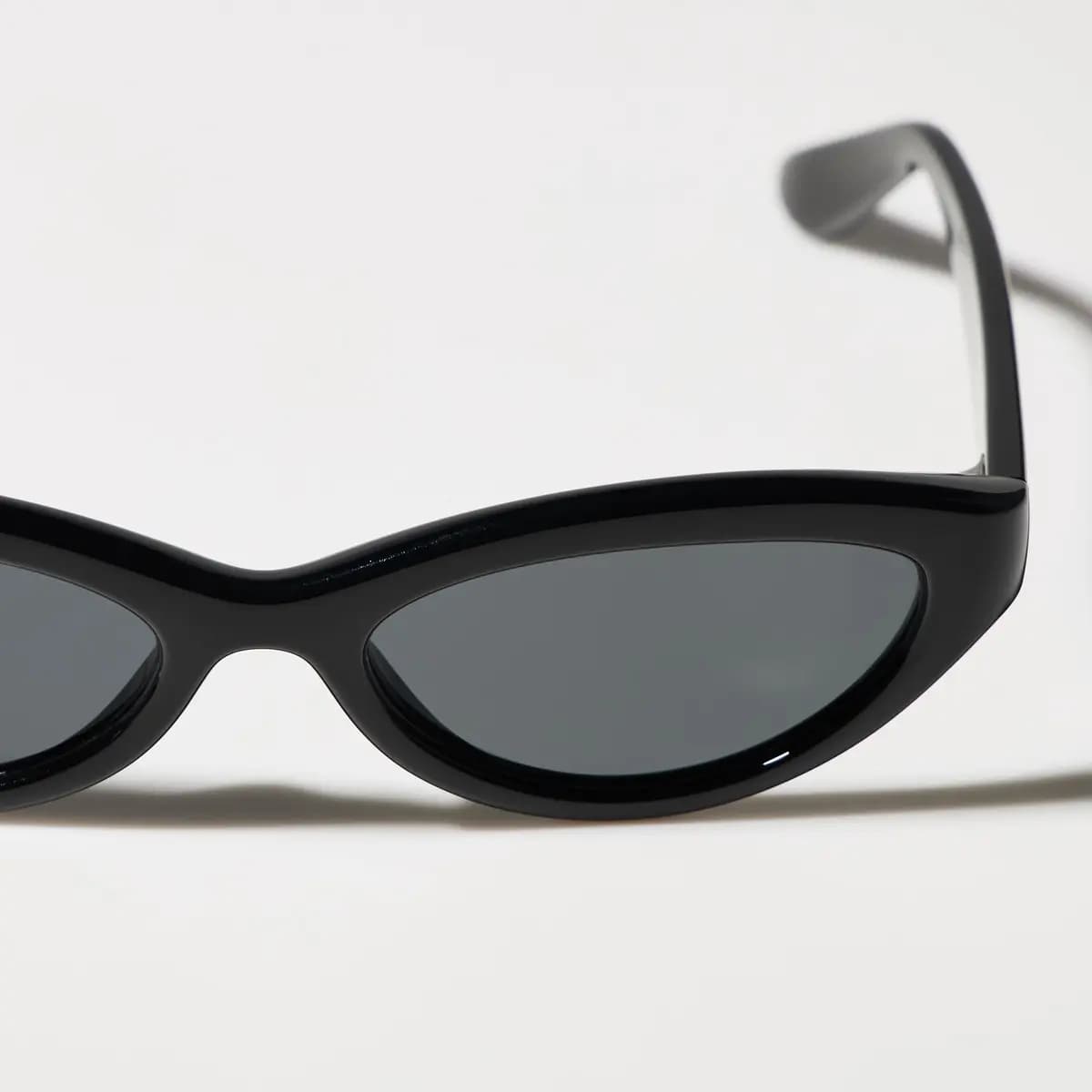 Uniqlo Narrow Sunglasses Black [Imported, UV400 lenses block approximately 99% of UV rays., BLACK]