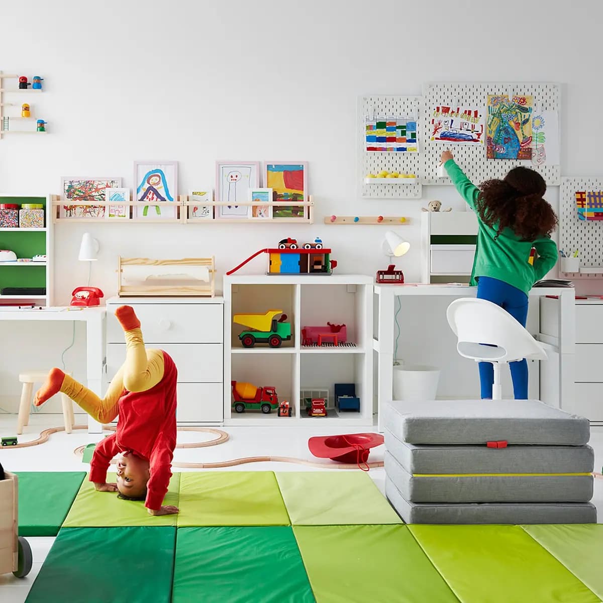 IKEA LOBERGET / SIBBEN Child's desk chair, white [Tested for 243 lb, Width 22 ", Depth 22 "]
