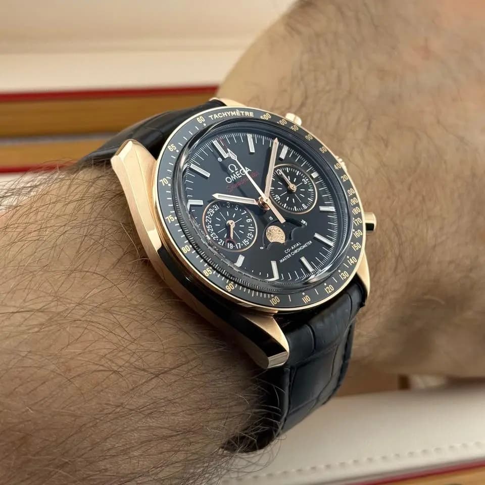 Omega Speedmaster Moonwatch Moonphase Full-Set 02/2025 | Garantie 02/2030 | 18k Roségold | 44,25mm