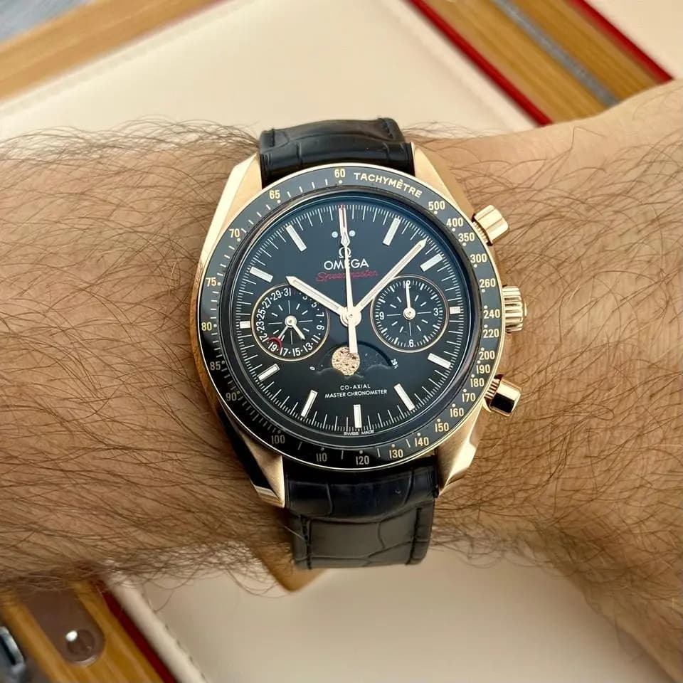 Omega Speedmaster Moonwatch Moonphase Full-Set 02/2025 | Garantie 02/2030 | 18k Roségold | 44,25mm