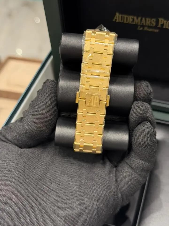 Audemars Piguet Royal Oak Unworn Audemars Piguet 41mm, full set with box and papers.