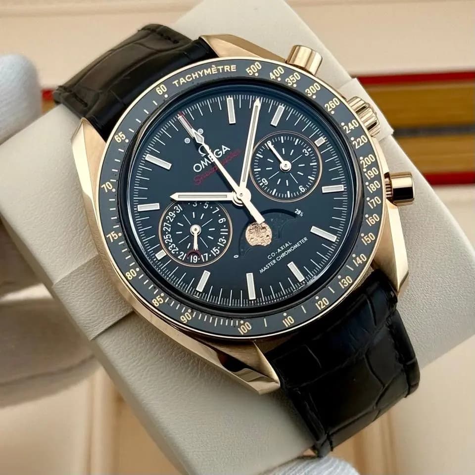 Omega Speedmaster Moonwatch Moonphase Full-Set 02/2025 | Garantie 02/2030 | 18k Roségold | 44,25mm